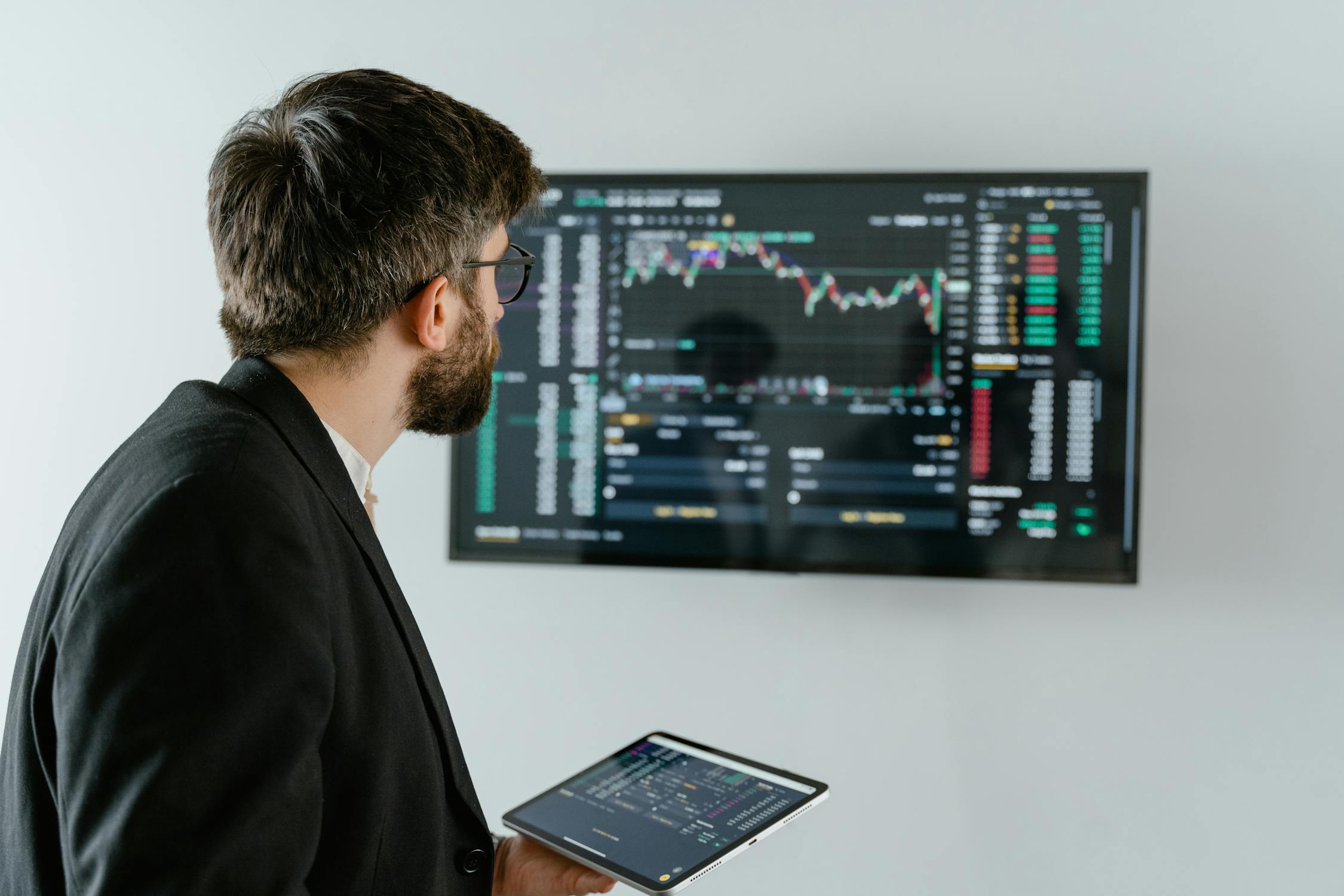real-time performance indicators on TV screen and tablet
