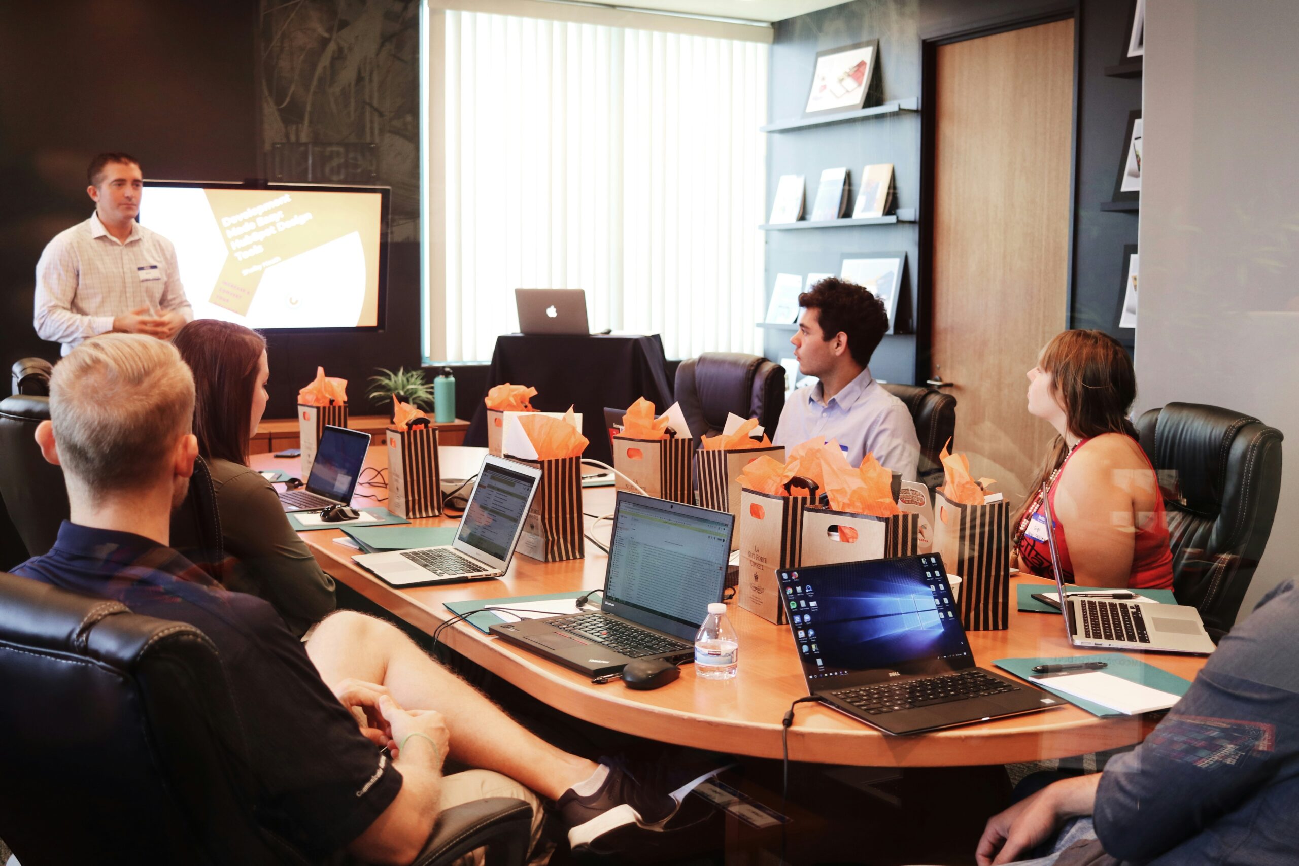 A team in a strategy meeting reviews campaign data and discusses actionable insights to enhance customer acquisition outcomes.